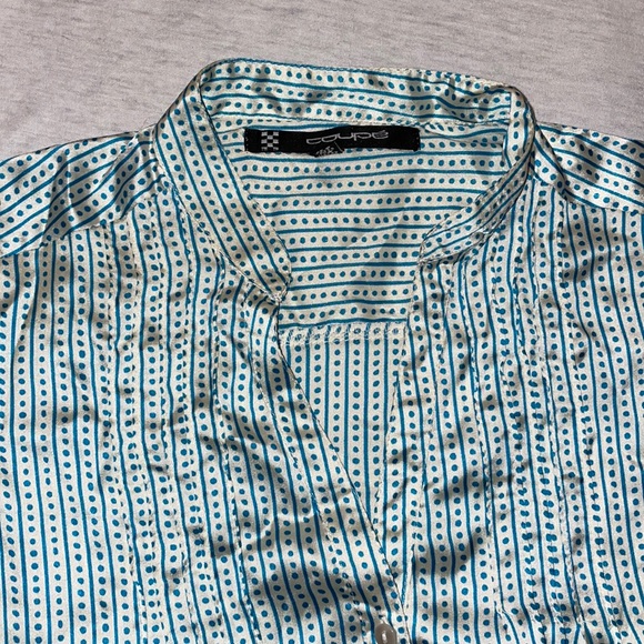 Short sleeve shirt. Has a silky feel! - Picture 3 of 3